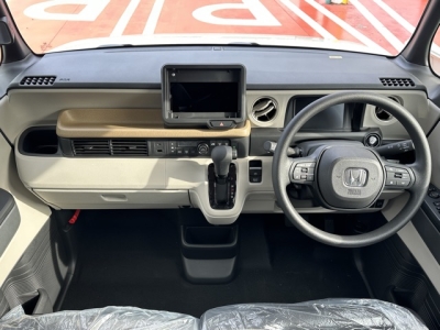 新型N-BOX(ホンダ)届出済未使用車 後席から見た前席