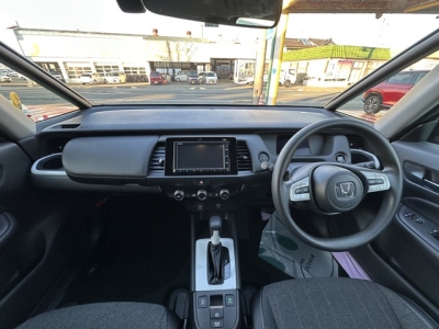 フィット(ホンダ)中古車 後席から見た前席
