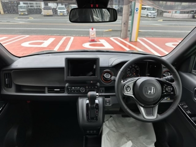 N-ONE(ホンダ)新車見本展示無 後席から見た前席