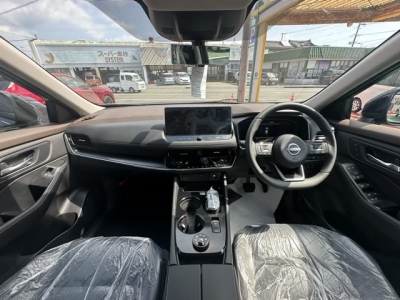 エクストレイル(ニッサン)新車見本展示有 後席から見た前席