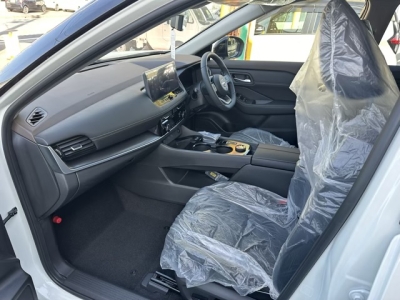 エクストレイル(ニッサン)新車見本展示有 後席から見た前席