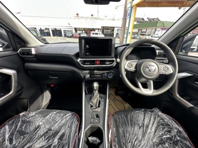 ライズ(トヨタ)登録済未使用車 後席から見た前席