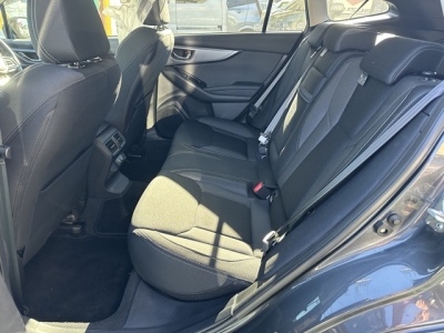 レヴォーグ(スバル)中古車 後席内装