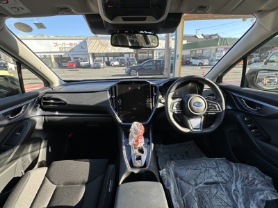 レヴォーグ(スバル)中古車 後席から見た前席