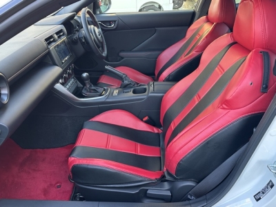 GR86の共同開発車(トヨタ)中古車 前席内装