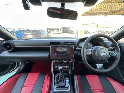 GR86の共同開発車(トヨタ)中古車 後席から見た前席