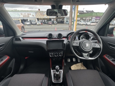 スイフトスポーツ(スズキ)登録済未使用車 後席から見た前席
