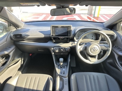 ヤリス(トヨタ)中古車 後席から見た前席