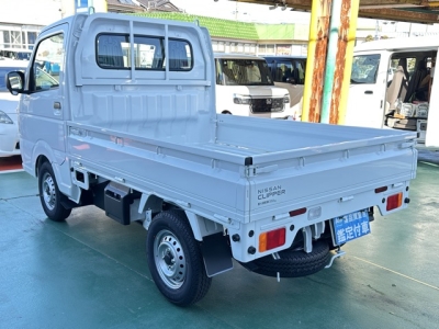 NT100クリッパー(ニッサン)届出済未使用車 後方