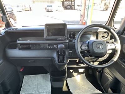 新型N-BOX(ホンダ)届出済未使用車 後席から見た前席