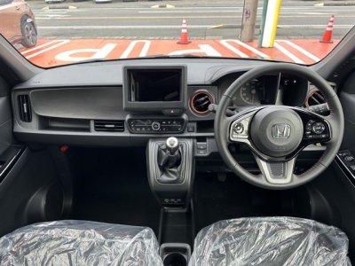 N-ONE(ホンダ)届出済未使用車 後席から見た前席