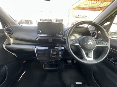 ekクロス(三菱)中古車 後席から見た前席