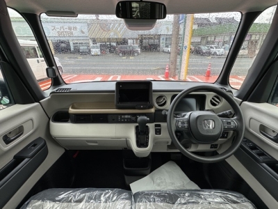 新型N-BOX(ホンダ)届出済未使用車 後席から見た前席