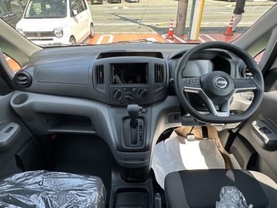 NV200バネットバン(ニッサン)登録済未使用車 後席から見た前席