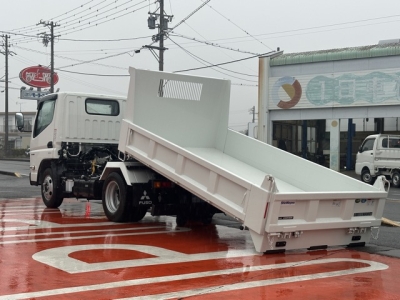 キャンター(三菱)登録済未使用車 後方