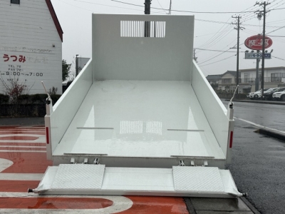 キャンター(三菱)登録済未使用車 後席内装
