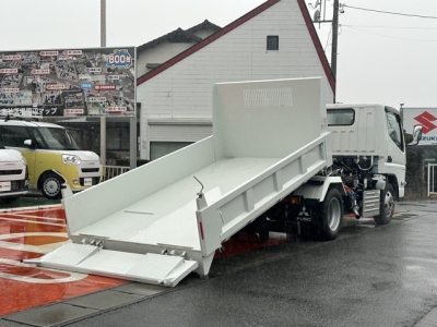 キャンター(三菱)登録済未使用車 後席から見た前席