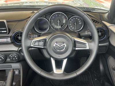 ロードスター(マツダ)中古車 後席から見た前席