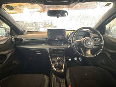 GRヤリス(トヨタ)中古車 後席から見た前席