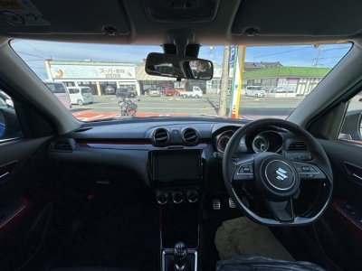 スイフトスポーツ(スズキ)登録済未使用車 後席から見た前席