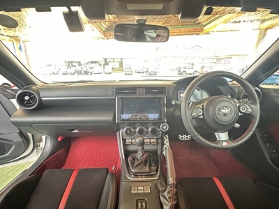 GR86(トヨタ)中古車 後席から見た前席