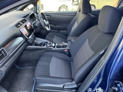 リーフ(ニッサン)中古車 前席内装