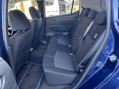 リーフ(ニッサン)中古車 後席内装