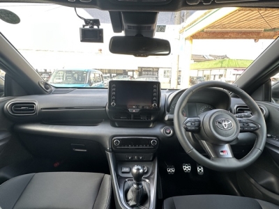 GRヤリス(トヨタ)中古車 後席から見た前席