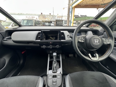 フィット(ホンダ)中古車 後席から見た前席