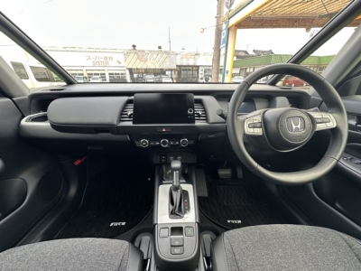フィット(ホンダ)中古車 後席から見た前席