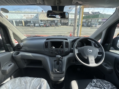 NV200バネットバン(ニッサン)中古車 後席から見た前席