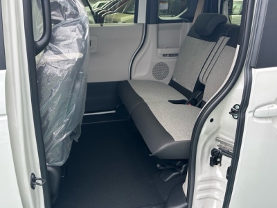 新型N-BOX(ホンダ)届出済未使用車 後席内装