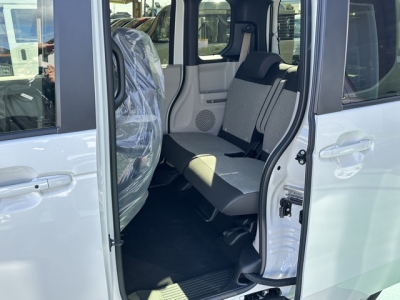 N-BOX(ホンダ)届出済未使用車 後席内装