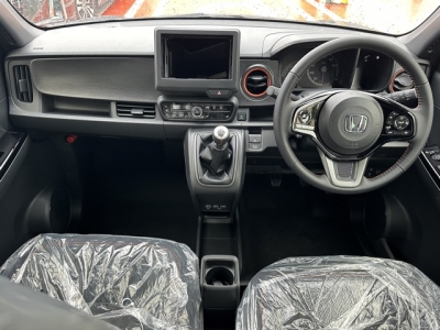 N-ONE(ホンダ)届出済未使用車 後席から見た前席