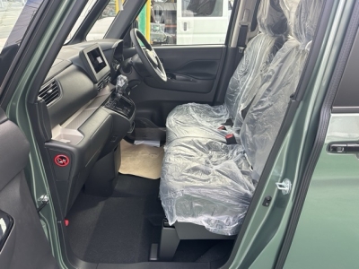 デリカミニ(三菱)届出済未使用車 前席内装