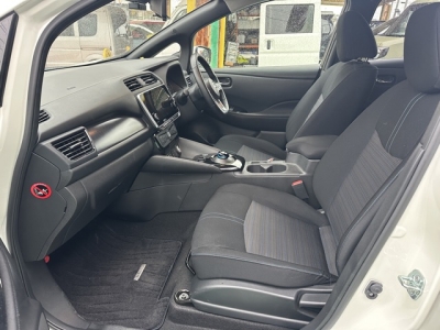 リーフ(ニッサン)中古車 前席内装
