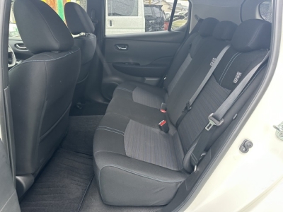 リーフ(ニッサン)中古車 後席内装