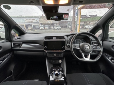 リーフ(ニッサン)中古車 後席から見た前席