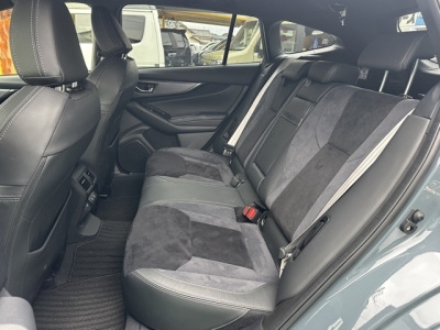 レヴォーグ(スバル)中古車 後席内装