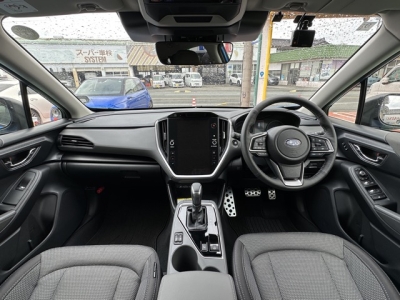 クロストレック(スバル)中古車 後席から見た前席