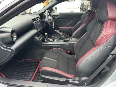 BRZ(スバル)中古車 前席内装