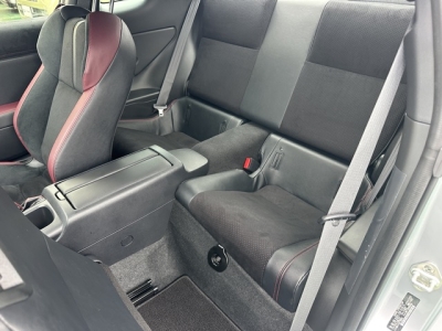 BRZ(スバル)中古車 後席内装
