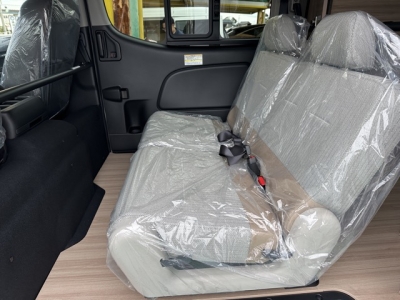 キャラバン(ニッサン)登録済未使用車 後席内装
