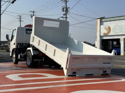 キャンター(三菱)登録済未使用車 後席内装