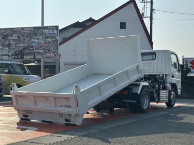 キャンター(三菱)登録済未使用車 後席から見た前席