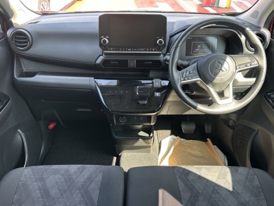 ekクロス(三菱)中古車 後席から見た前席