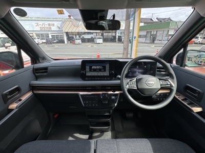サクラ(ニッサン)中古車 後席から見た前席