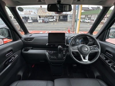 新型ルークス(ニッサン)ディーラ-試乗車 後席から見た前席