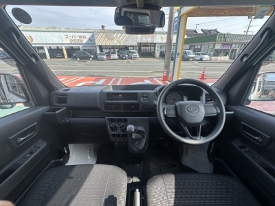 ハイゼットカーゴのOEM(ダイハツ)中古車 後席から見た前席
