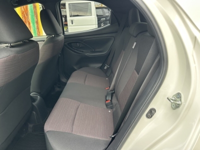 ヤリス(トヨタ)中古車 後席から見た前席